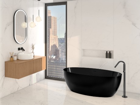 Voce Black Fluero bath tub in bathroom setting
